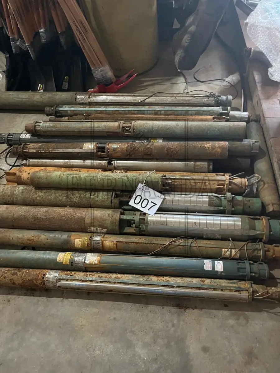 LOTE 007 - 22 (vinte e duas) Sucatas de bombas submersas (no estado em que se encontram). Avaliado em R$ 2.500,00.