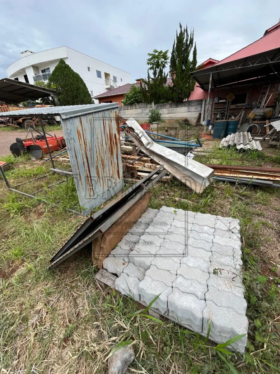 LOTE 002 - Sucata de ferro - diversos. Avaliado em R$ 450,00.