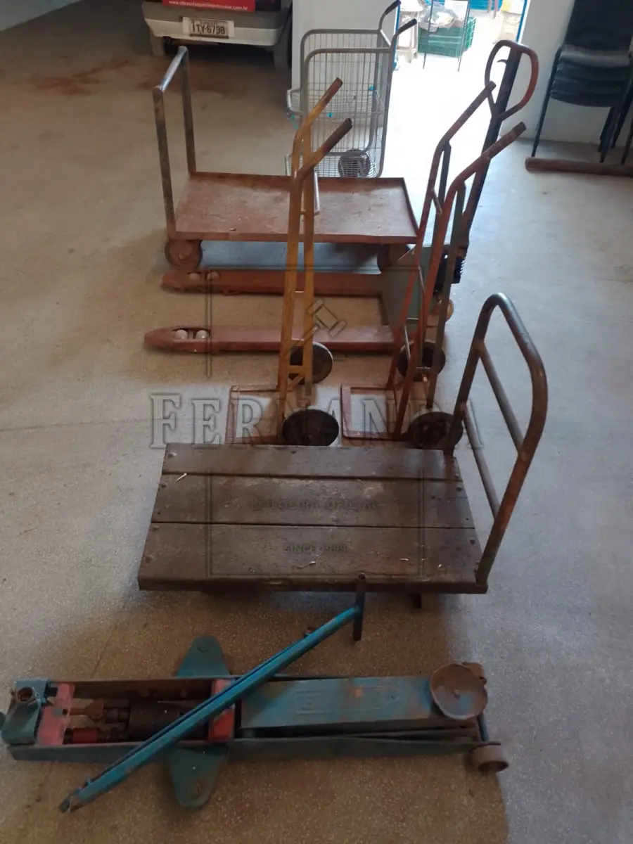 LOTE 003 - Lote composto por: Uma paleteira, Um Macaco jacaré, Cinco carrinhos de carga diversos. Avaliados em R$ 1.500,00