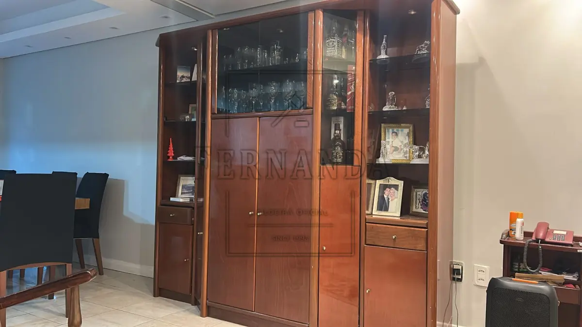 LOTE 011 - Cristaleira com 2,2mts de largura por 2mts de altura. Avaliada em R$2.000,00.