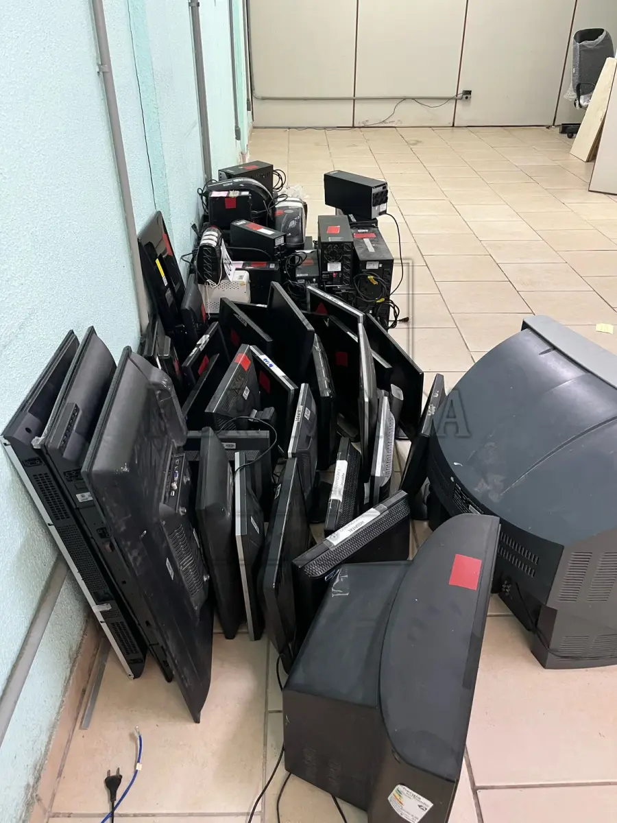 LOTE 004 - Lote composto por material de informática monitores, estabilizadores e nobreaks. Avaliado em R$ 350,00.