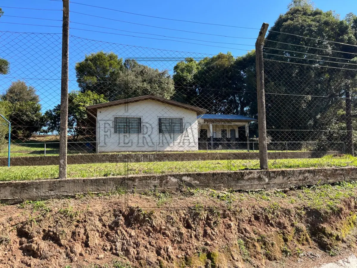 LOTE 005 - IMÓVEL EM SANTA TEREZA/RS: Terreno de 2.980,00m² localizado na Linha primeira Secção de Santa Barbara, Comunidade de São Valentim, Prédio da antiga Escola Municipal Rodrigues Alves. Avaliado em R$ 450.000,00. ACEITA-SE PARCELAMENTO.