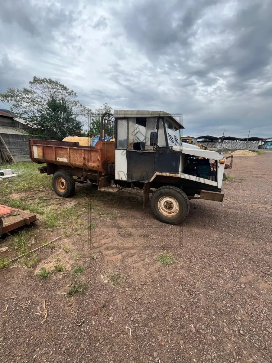 LOTE 004 - Tração caminhão/trator Tramontini/ CTT 1600B, ano/modelo 1993/1993, placa IHI7043. Avaliado em R$ 3.500,00.