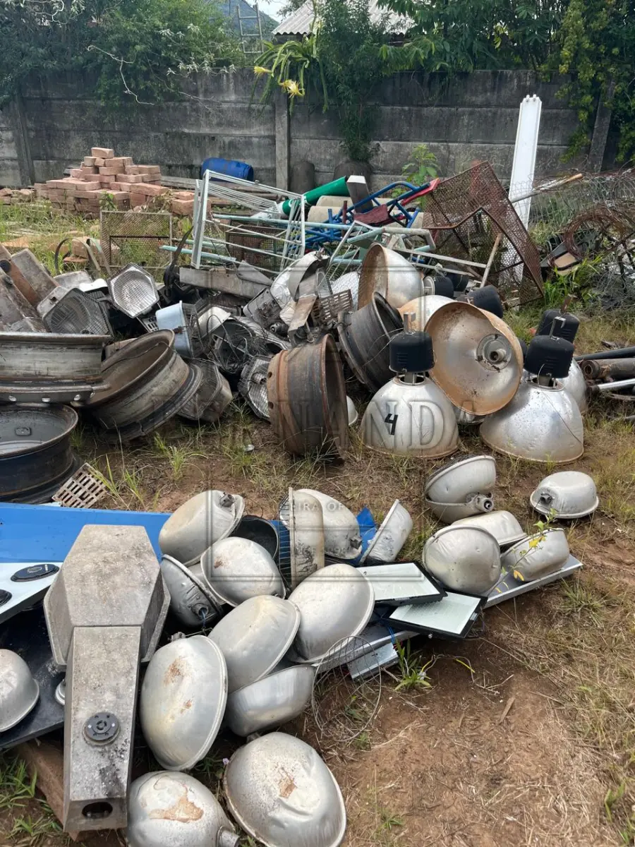 LOTE 005 - Sucatas diversas (ferros, luminárias, outros). Avaliado em R$200,00.