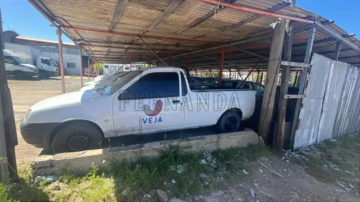 LOTE 001 - Veículo Ford Courier L 1.6 Flex, placa IUC1713. Avaliado em R$ 34.000,00.