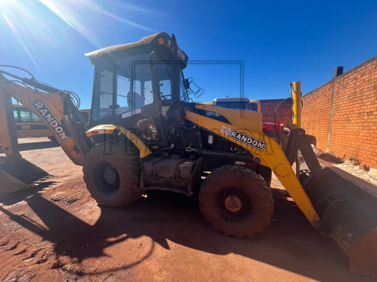 LOTE 002 - RETROESCAVADEIRA RANDON RD 406 SÉRIE B ANO 2019, Chassi 9AD406AQLK0007357.avaliada em R$ 98.000,00