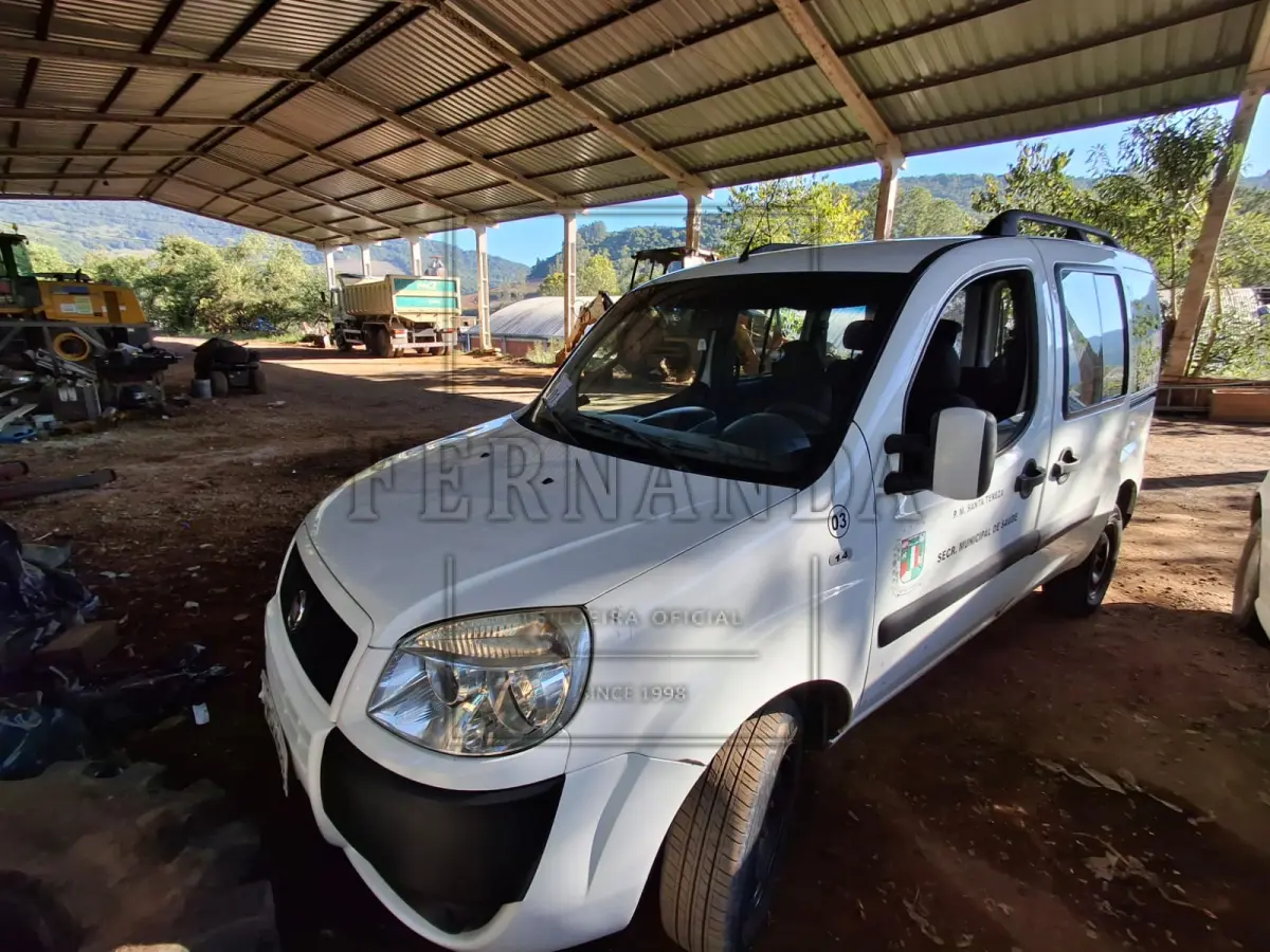 LOTE 001 - Veículo Fiat / Doblo attractive 1.4, ano/modelo 2014/2014, 07 lugares, cor branca, placa IVQ2293. Avaliado em R$ 20.000,00