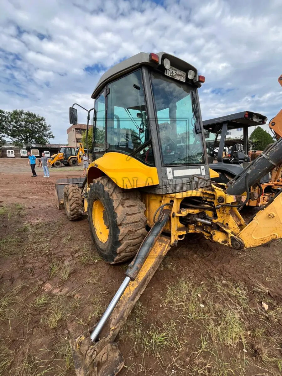 LOTE 007 - Retroescavadeira M.A. New Holland - tração trator de rodas, ano/modelo 2012/212, placa ITH3133. Avaliada em R$ 50.000,00.