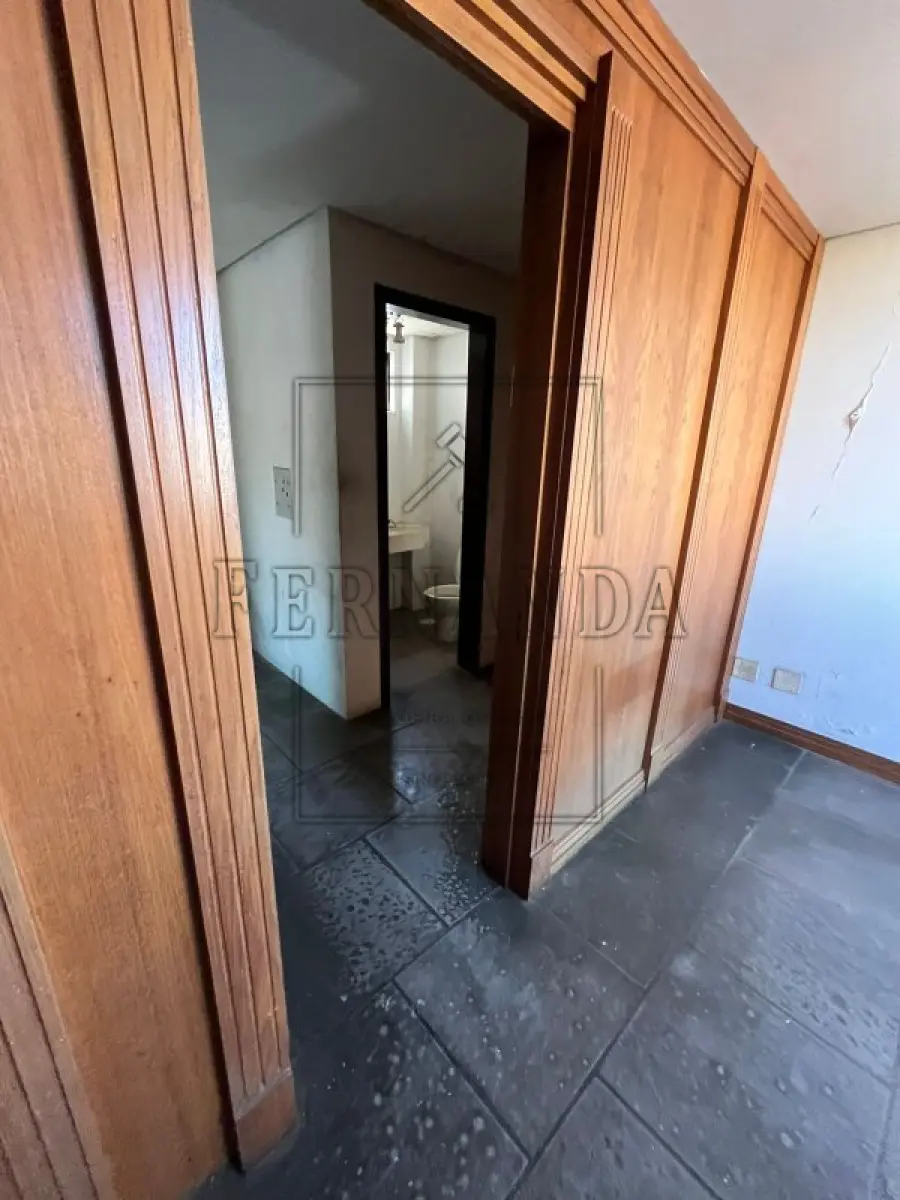 LOTE 001 - ALEGRETE/RS: Sala Comercial n°402, localizada na Rua Gen. Vasco Alves, nº 431/402, Centro, Alegrete/RS. Matrícula n° 18.313. Avaliada em R$ 188.100,00.