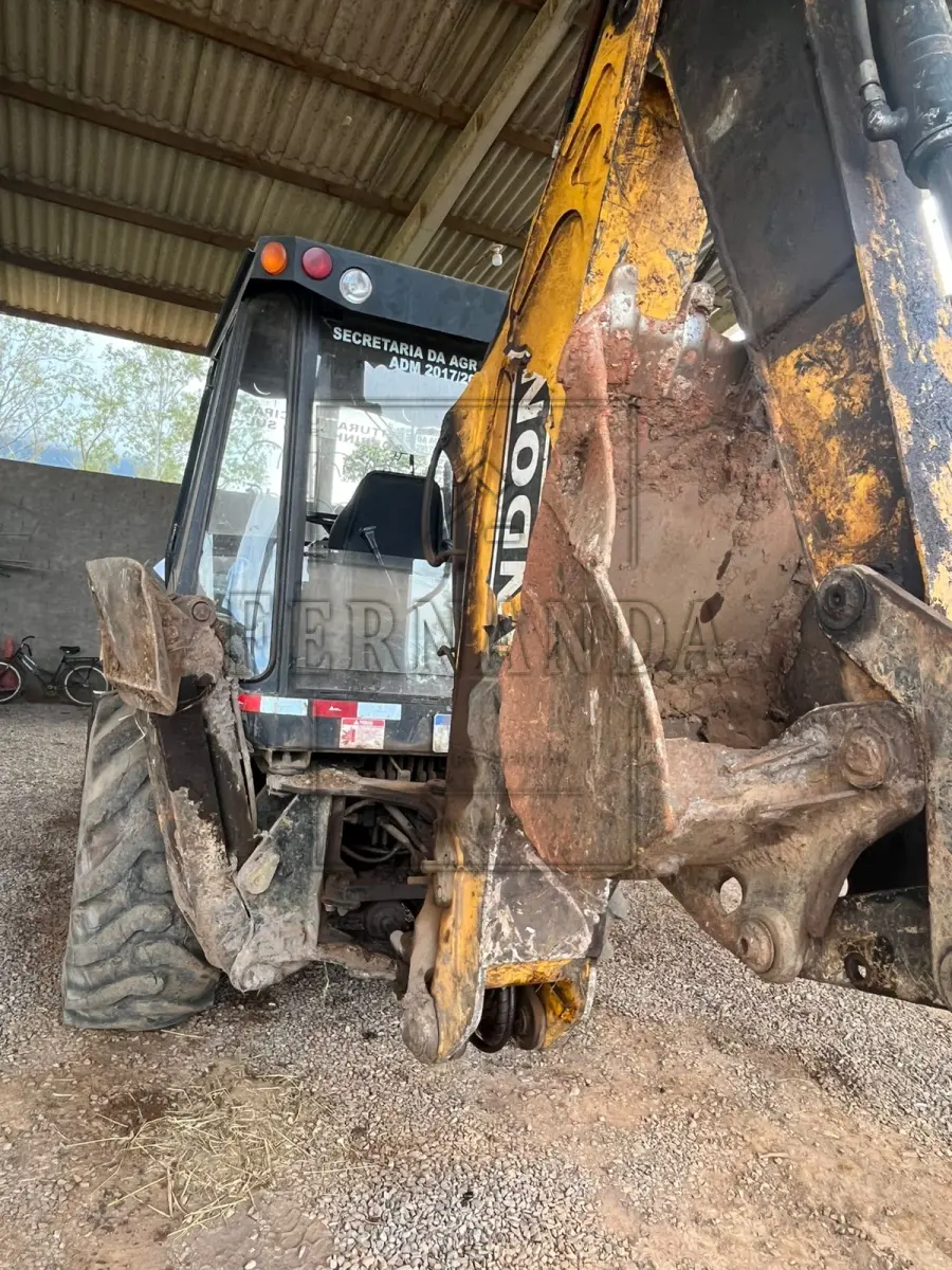 LOTE 001 - Retroescavadeira Randon RD406, tração 4x4, cabine com ar-condicionado, cor amarela, ano/modelo 2019, placa IZR0I60. Avaliada em R$ 110.000,00.