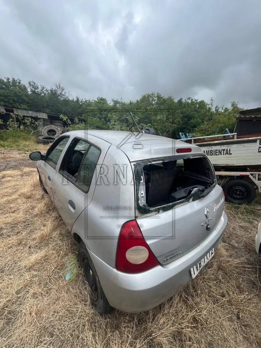 LOTE 002 - Renault Clio EXP, placa IVB7172, renavam 00596557280, ano/modelo 2013/2014  R$ 11.250,00