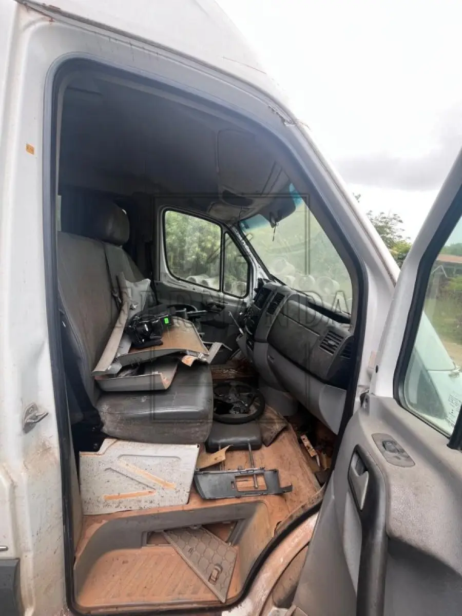 LOTE 009 - I/M BENZ 415 CDI SPRINTER M, placa IVE5650, renavam 00604098898, ano/modelo 2013/2014  R$ 37.500,00