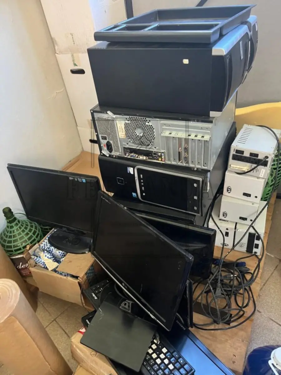 LOTE 018 - SUCATA DIVERSAS (GELADEIRAS, MICROCOMPUTADORES, ROÇADEIRAS, CADEIRAS, MESAS, TELEVISORES, ELETRODOMÉSTICOS, IMPRESSORAS E OUTROS) VALOR MÍNIMO DO LOTE: R$ 800,00 (OITOCENTOS REAIS).