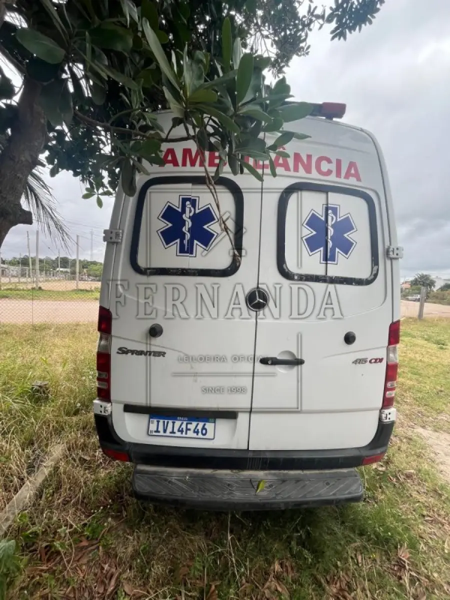 LOTE 001 - Ambulância Mercedes-Benz Sprinter 415 CDI, placa IVI4F46, renavam 00996108521, ano/modelo 2013/2014 R$ 32.500,00