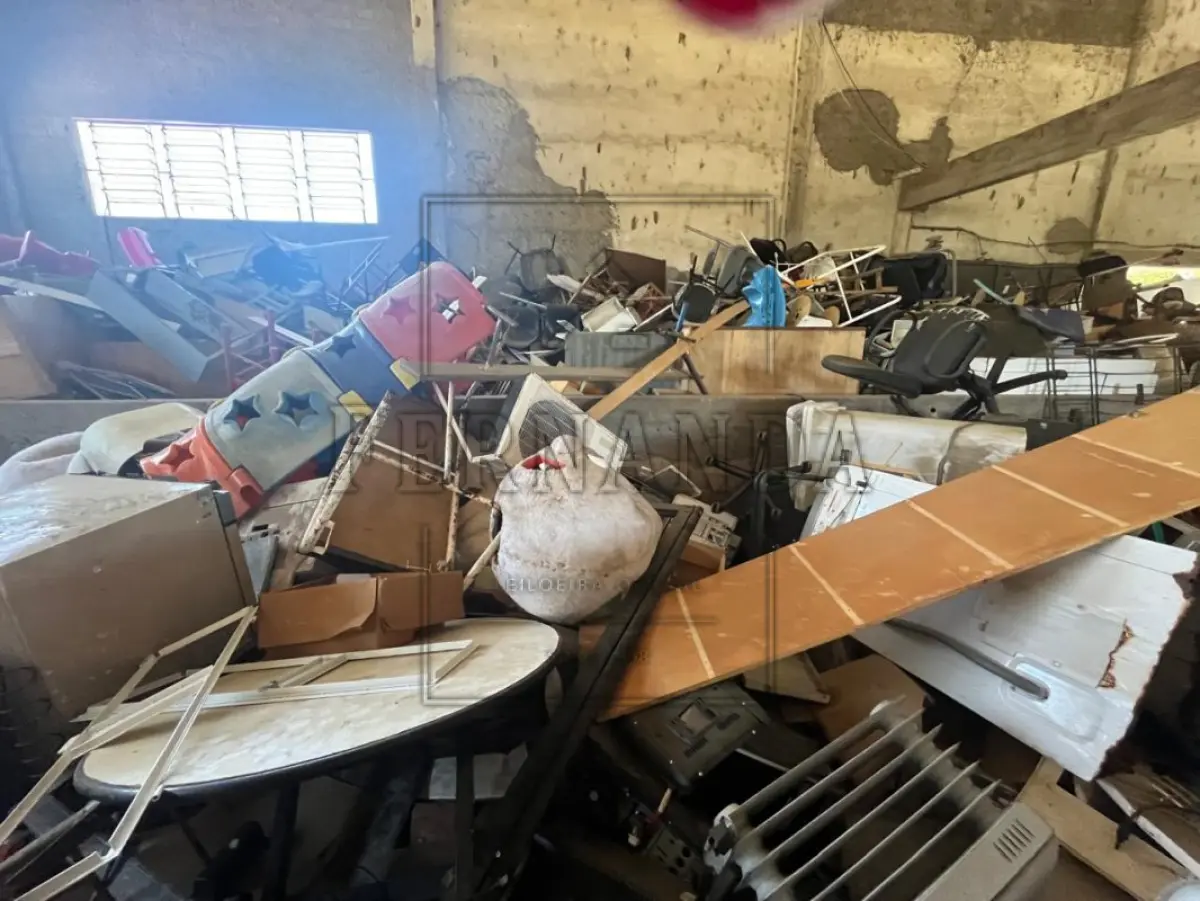 LOTE 018 - SUCATA DIVERSAS (GELADEIRAS, MICROCOMPUTADORES, ROÇADEIRAS, CADEIRAS, MESAS, TELEVISORES, ELETRODOMÉSTICOS, IMPRESSORAS E OUTROS) VALOR MÍNIMO DO LOTE: R$ 800,00 (OITOCENTOS REAIS).