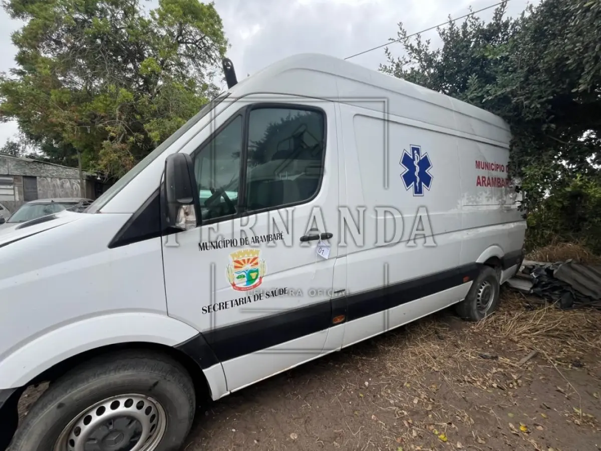 LOTE 001 - Ambulância Mercedes-Benz Sprinter 415 CDI, placa IVI4F46, renavam 00996108521, ano/modelo 2013/2014 R$ 32.500,00