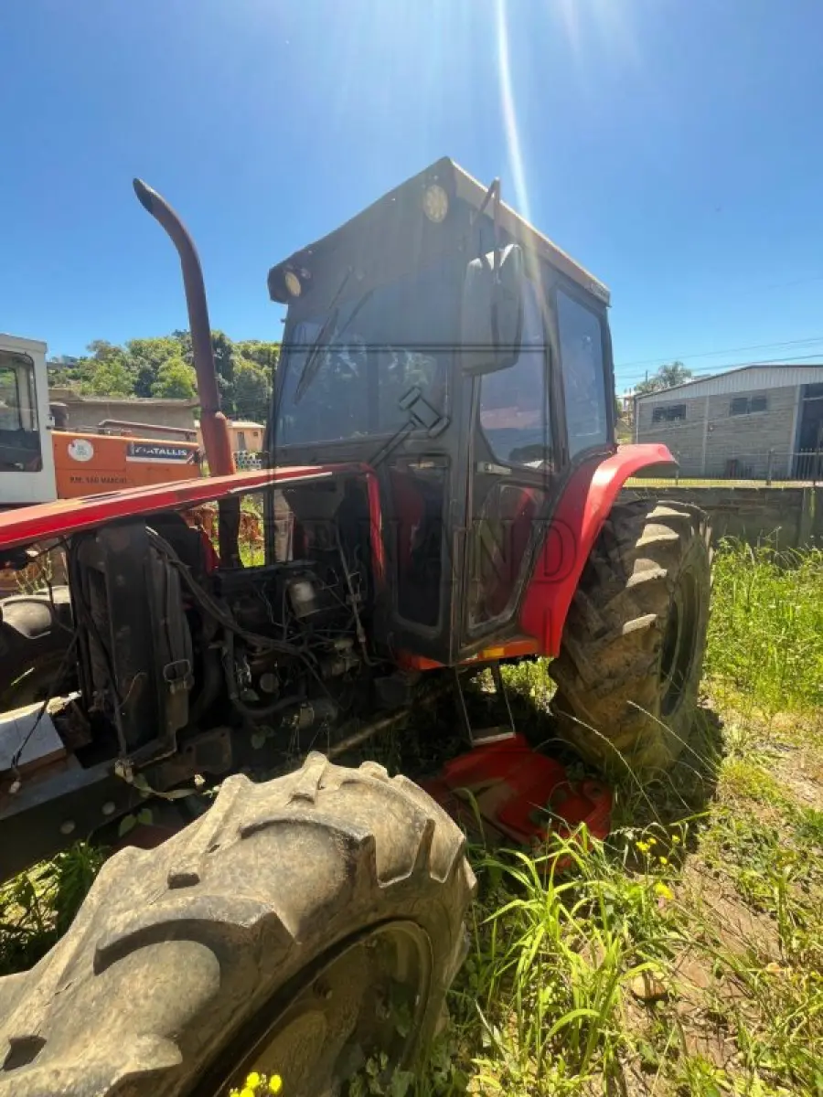 LOTE 013 - TRATOR DE RODAS MASSEY FERGUSSON, VERMELHO, ANO 2003, PLACAS ILB8526, RENAVAM 56452380-1 VALOR MÍNIMO DO LOTE: R$ 8.000,00 (OITO MIL REAIS).