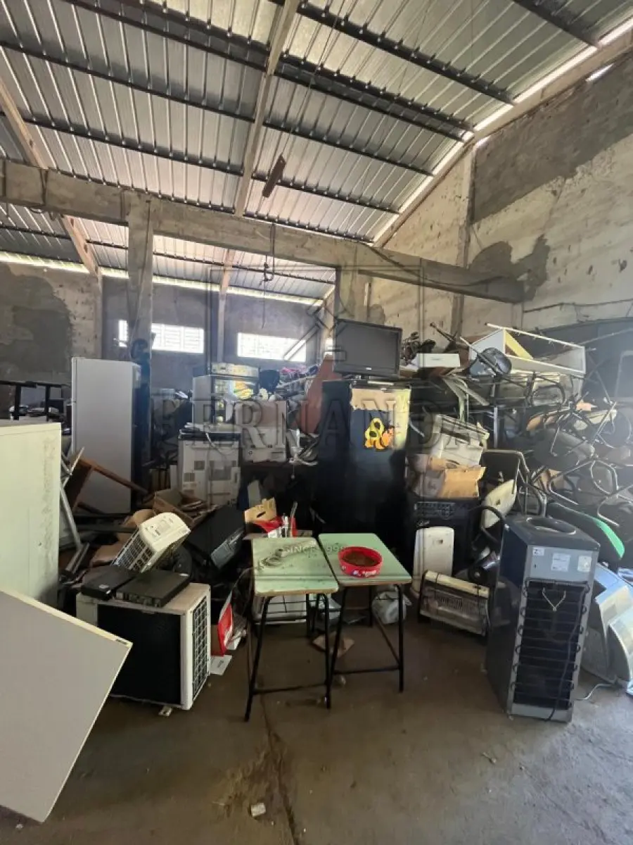 LOTE 018 - SUCATA DIVERSAS (GELADEIRAS, MICROCOMPUTADORES, ROÇADEIRAS, CADEIRAS, MESAS, TELEVISORES, ELETRODOMÉSTICOS, IMPRESSORAS E OUTROS) VALOR MÍNIMO DO LOTE: R$ 800,00 (OITOCENTOS REAIS).