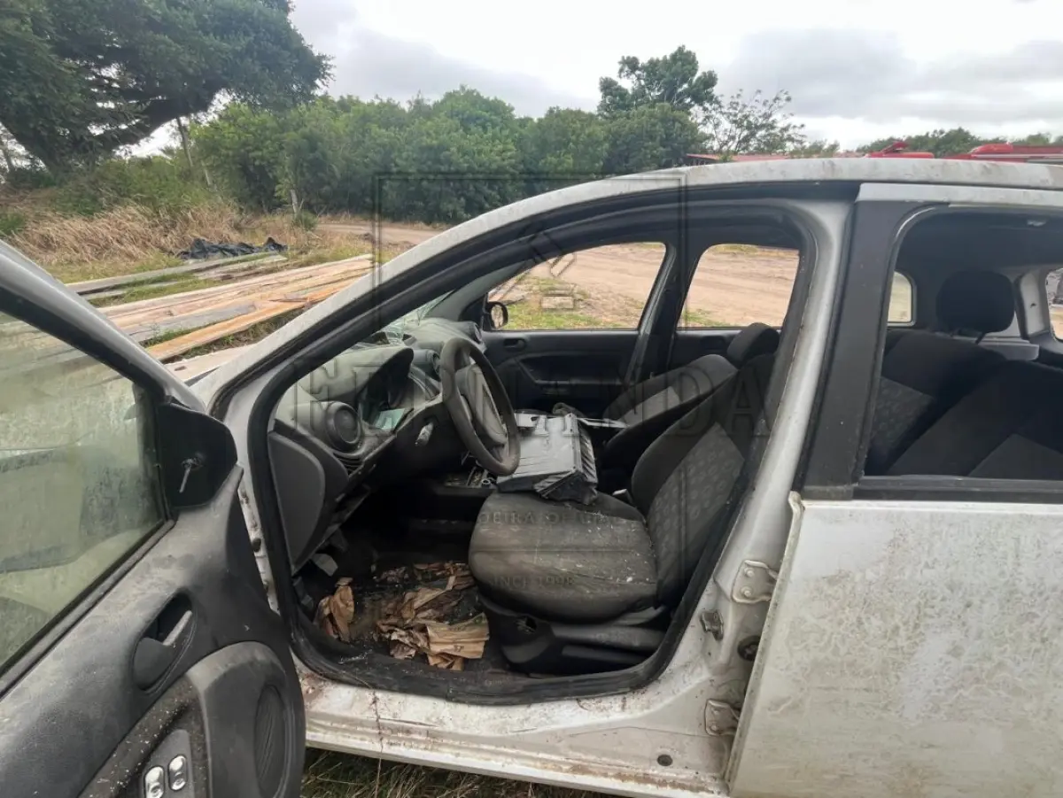LOTE 004 - Ford/Fiesta Flex, placa IUW5800, renavam 00586840800, ano/modelo 2013/2014 R$ 5.000,00