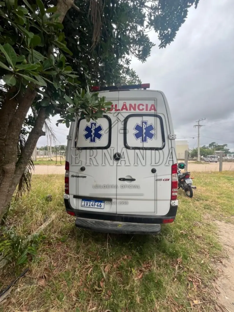 LOTE 001 - Ambulância Mercedes-Benz Sprinter 415 CDI, placa IVI4F46, renavam 00996108521, ano/modelo 2013/2014 R$ 32.500,00