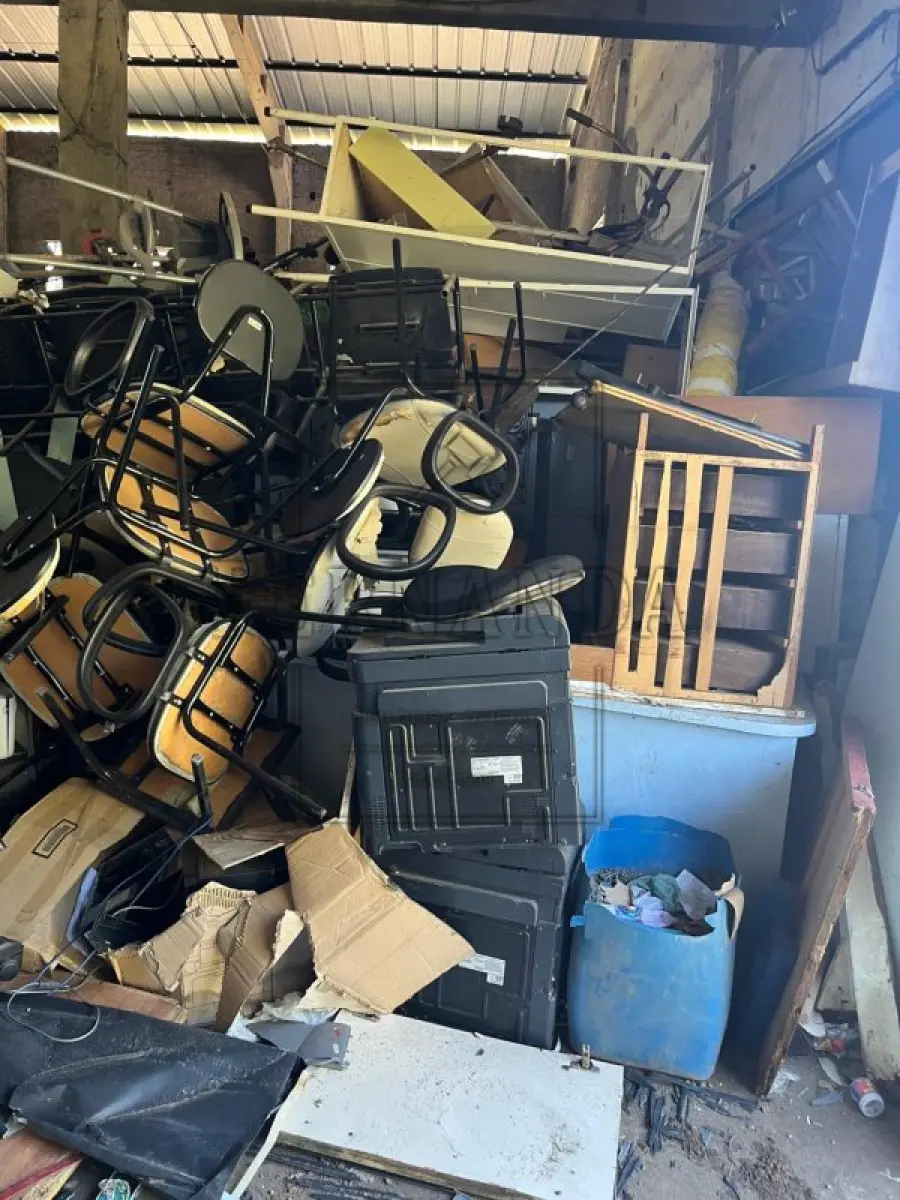LOTE 018 - SUCATA DIVERSAS (GELADEIRAS, MICROCOMPUTADORES, ROÇADEIRAS, CADEIRAS, MESAS, TELEVISORES, ELETRODOMÉSTICOS, IMPRESSORAS E OUTROS) VALOR MÍNIMO DO LOTE: R$ 800,00 (OITOCENTOS REAIS).