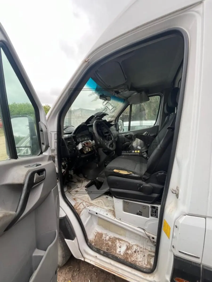 LOTE 001 - Ambulância Mercedes-Benz Sprinter 415 CDI, placa IVI4F46, renavam 00996108521, ano/modelo 2013/2014 R$ 32.500,00