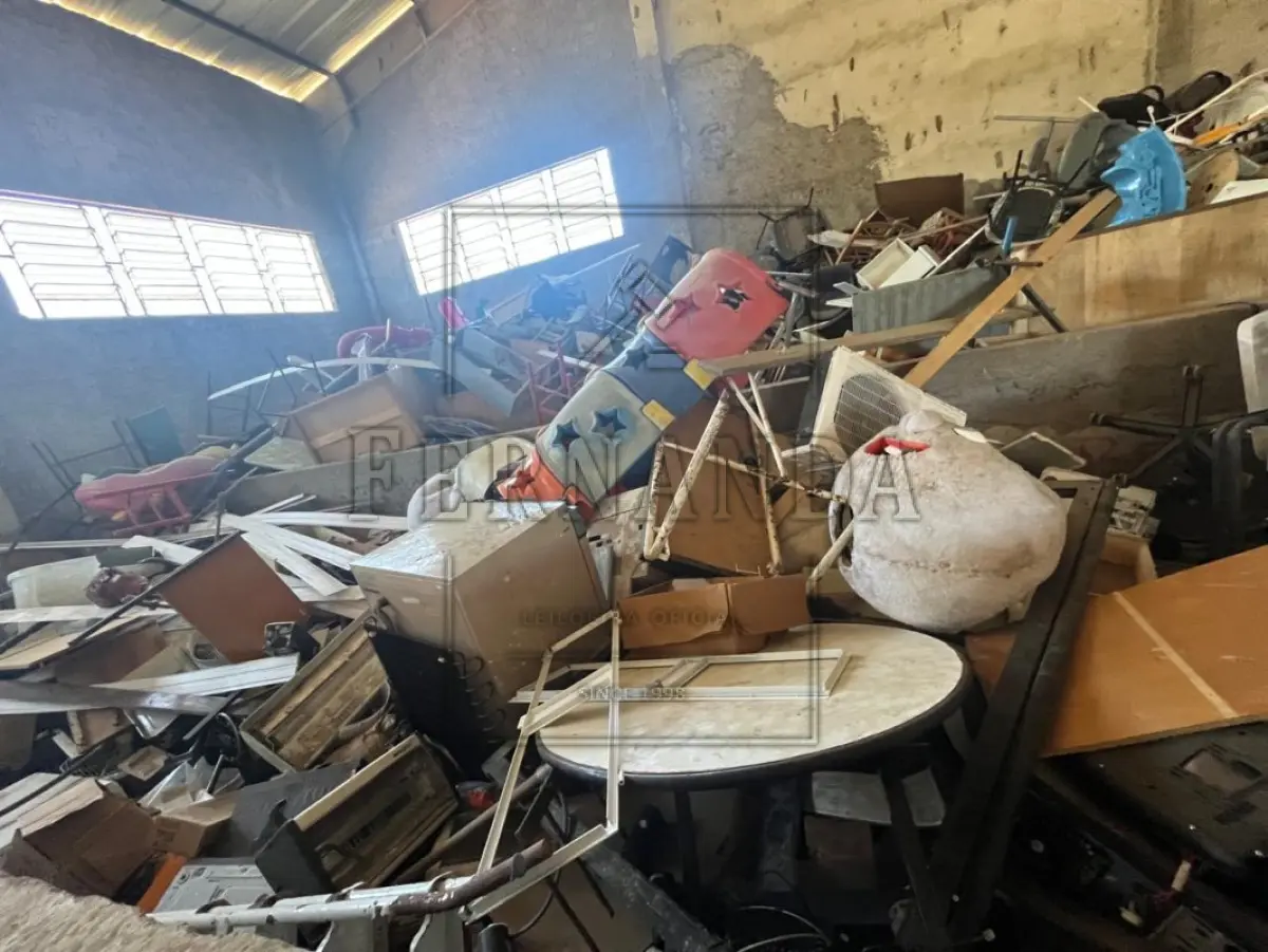 LOTE 018 - SUCATA DIVERSAS (GELADEIRAS, MICROCOMPUTADORES, ROÇADEIRAS, CADEIRAS, MESAS, TELEVISORES, ELETRODOMÉSTICOS, IMPRESSORAS E OUTROS) VALOR MÍNIMO DO LOTE: R$ 800,00 (OITOCENTOS REAIS).