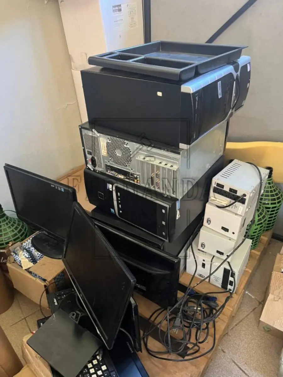 LOTE 018 - SUCATA DIVERSAS (GELADEIRAS, MICROCOMPUTADORES, ROÇADEIRAS, CADEIRAS, MESAS, TELEVISORES, ELETRODOMÉSTICOS, IMPRESSORAS E OUTROS) VALOR MÍNIMO DO LOTE: R$ 800,00 (OITOCENTOS REAIS).