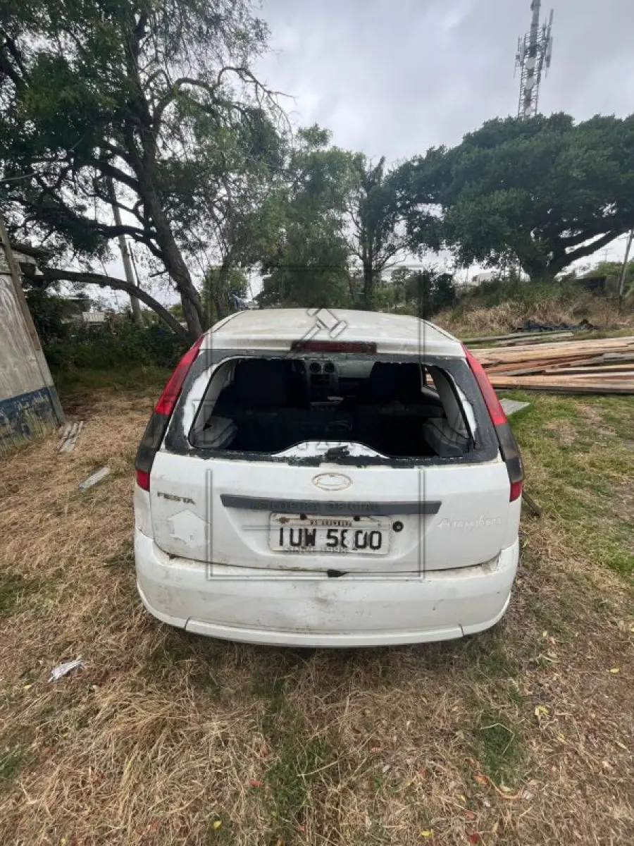 LOTE 004 - Ford/Fiesta Flex, placa IUW5800, renavam 00586840800, ano/modelo 2013/2014 R$ 5.000,00
