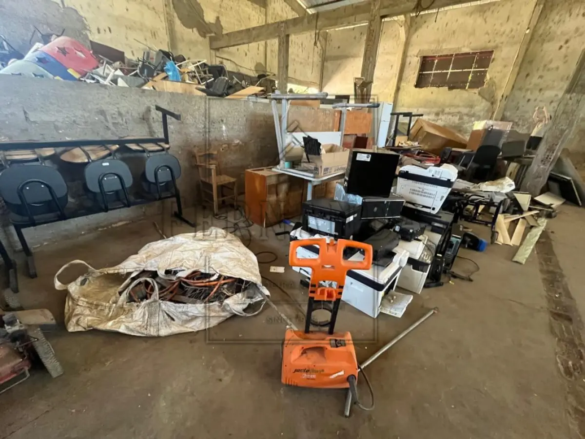 LOTE 018 - SUCATA DIVERSAS (GELADEIRAS, MICROCOMPUTADORES, ROÇADEIRAS, CADEIRAS, MESAS, TELEVISORES, ELETRODOMÉSTICOS, IMPRESSORAS E OUTROS) VALOR MÍNIMO DO LOTE: R$ 800,00 (OITOCENTOS REAIS).