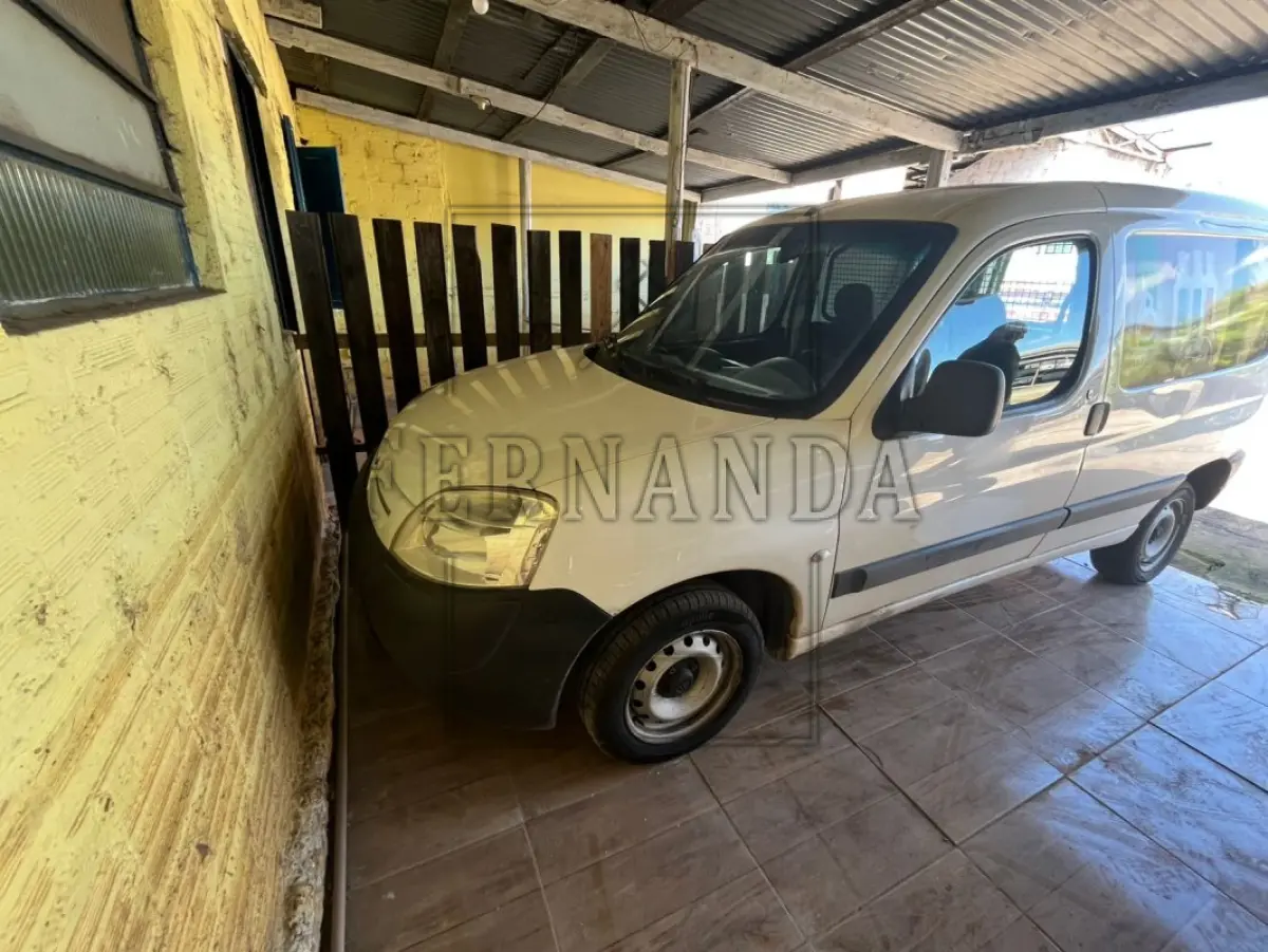 LOTE 001 - Veículo I/Citroen Berlingo FGPL, ano/modelo 2018/2019, placas IYR8H84, avaliado em R$47.000,00.