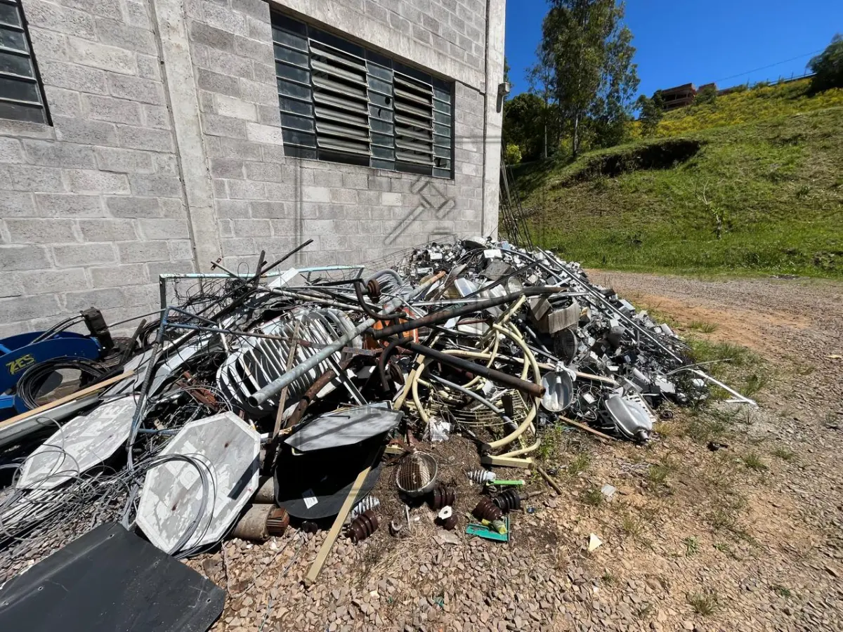 LOTE 001 - SUCATA DE REATORES DIVERSOS VALOR MÍNIMO DO LOTE: R$ 250,00 (DUZENTOS E CINQUENTA REAIS).