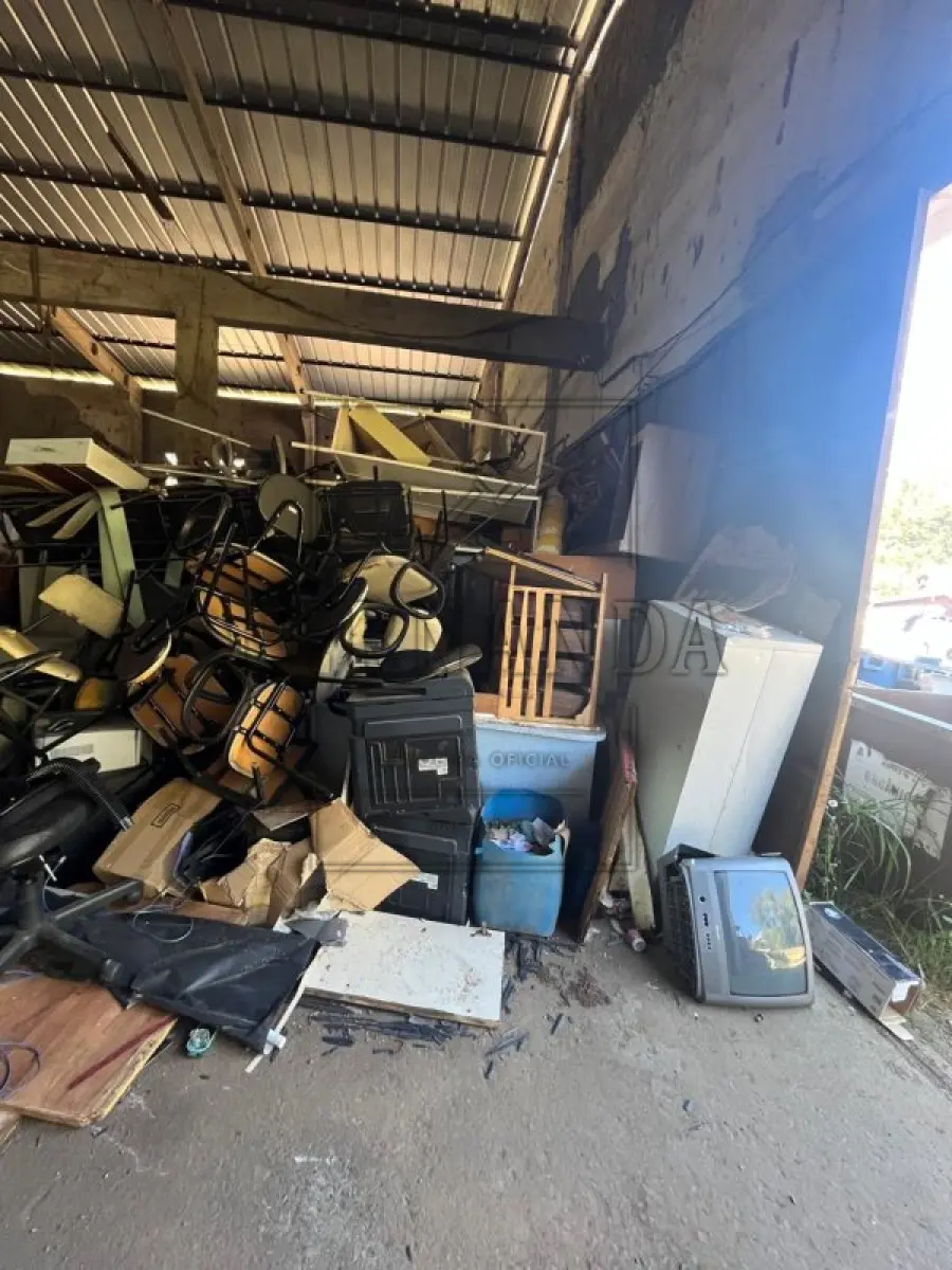 LOTE 018 - SUCATA DIVERSAS (GELADEIRAS, MICROCOMPUTADORES, ROÇADEIRAS, CADEIRAS, MESAS, TELEVISORES, ELETRODOMÉSTICOS, IMPRESSORAS E OUTROS) VALOR MÍNIMO DO LOTE: R$ 800,00 (OITOCENTOS REAIS).