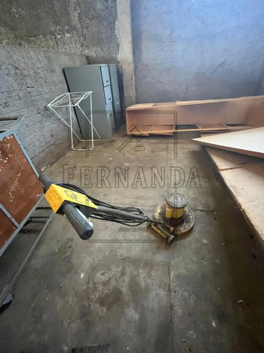 LOTE 018 - SUCATA DIVERSAS (GELADEIRAS, MICROCOMPUTADORES, ROÇADEIRAS, CADEIRAS, MESAS, TELEVISORES, ELETRODOMÉSTICOS, IMPRESSORAS E OUTROS) VALOR MÍNIMO DO LOTE: R$ 800,00 (OITOCENTOS REAIS).