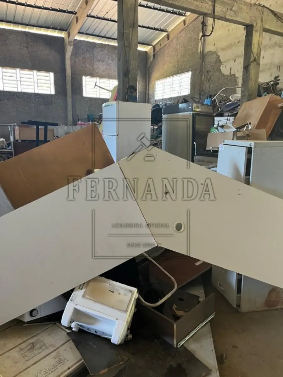 LOTE 018 - SUCATA DIVERSAS (GELADEIRAS, MICROCOMPUTADORES, ROÇADEIRAS, CADEIRAS, MESAS, TELEVISORES, ELETRODOMÉSTICOS, IMPRESSORAS E OUTROS) VALOR MÍNIMO DO LOTE: R$ 800,00 (OITOCENTOS REAIS).