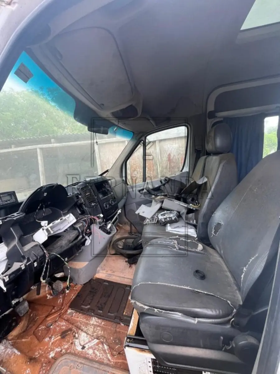 LOTE 009 - I/M BENZ 415 CDI SPRINTER M, placa IVE5650, renavam 00604098898, ano/modelo 2013/2014  R$ 37.500,00