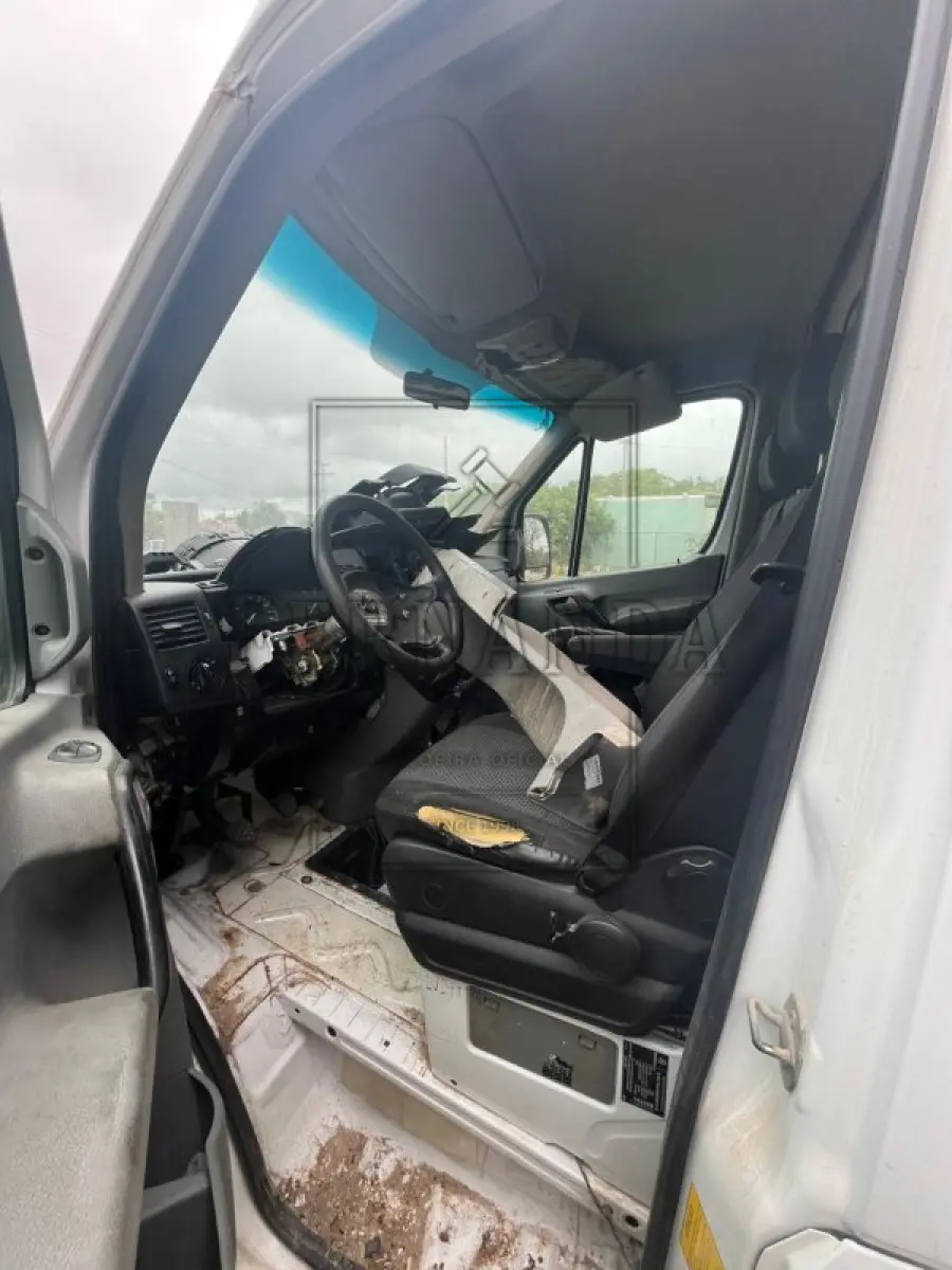 LOTE 001 - Ambulância Mercedes-Benz Sprinter 415 CDI, placa IVI4F46, renavam 00996108521, ano/modelo 2013/2014 R$ 32.500,00