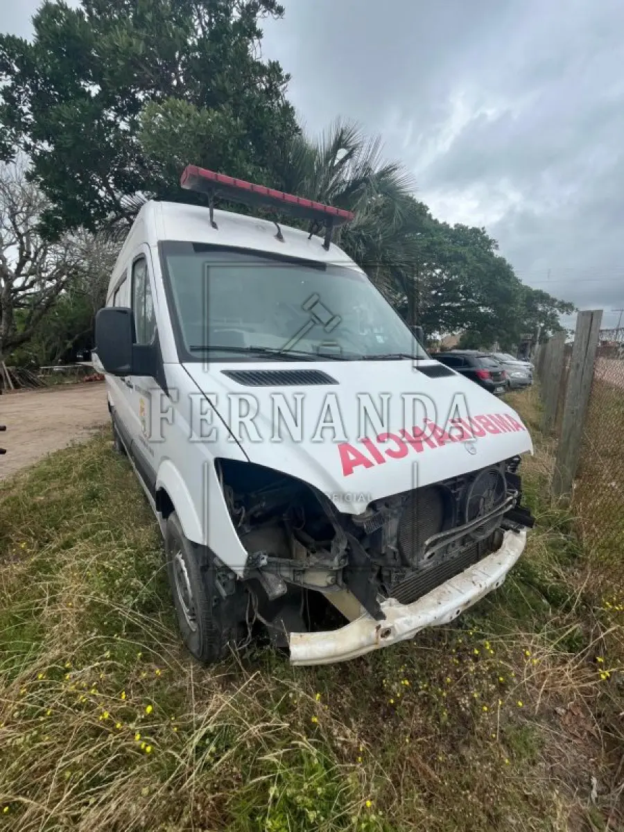 LOTE 001 - Ambulância Mercedes-Benz Sprinter 415 CDI, placa IVI4F46, renavam 00996108521, ano/modelo 2013/2014 R$ 32.500,00