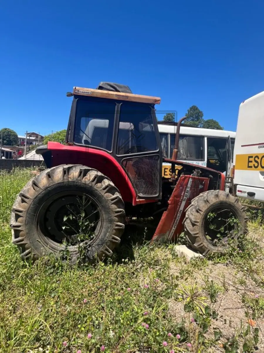 LOTE 013 - TRATOR DE RODAS MASSEY FERGUSSON, VERMELHO, ANO 2003, PLACAS ILB8526, RENAVAM 56452380-1 VALOR MÍNIMO DO LOTE: R$ 8.000,00 (OITO MIL REAIS).