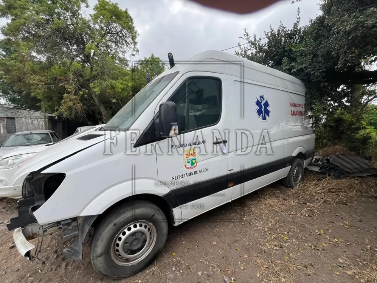 LOTE 001 - Ambulância Mercedes-Benz Sprinter 415 CDI, placa IVI4F46, renavam 00996108521, ano/modelo 2013/2014 R$ 32.500,00