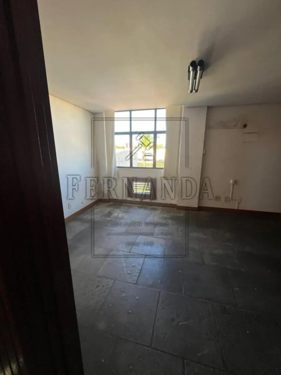 LOTE 001 - Sala Comercial Rua Gen. Vasco Alves, nº 431/402 - Centro - Alegrete/RS Matrícula nº 18.313 R$ 156.750,00.