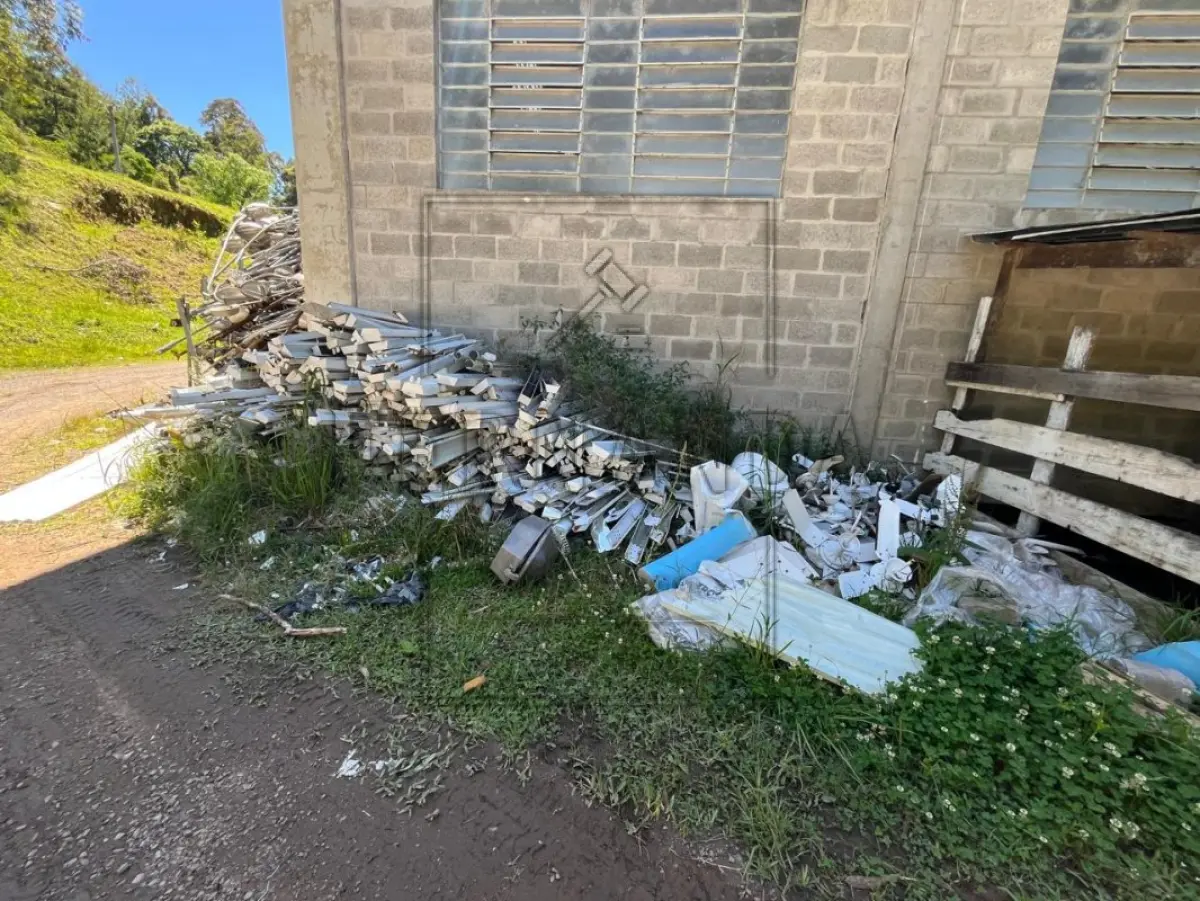 LOTE 002 - SUCATA DE LUMINÁRIAS, BRAÇOS E FIOS DE DIVERSOS MODELOS. VALOR MÍNIMO DO LOTE: R$ 350,00 (TREZENTOS E CINQUENTA REAIS).