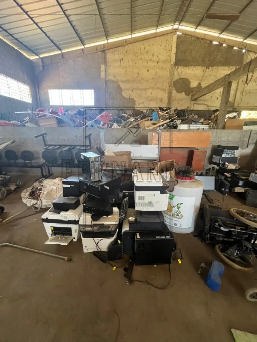 LOTE 018 - SUCATA DIVERSAS (GELADEIRAS, MICROCOMPUTADORES, ROÇADEIRAS, CADEIRAS, MESAS, TELEVISORES, ELETRODOMÉSTICOS, IMPRESSORAS E OUTROS) VALOR MÍNIMO DO LOTE: R$ 800,00 (OITOCENTOS REAIS).