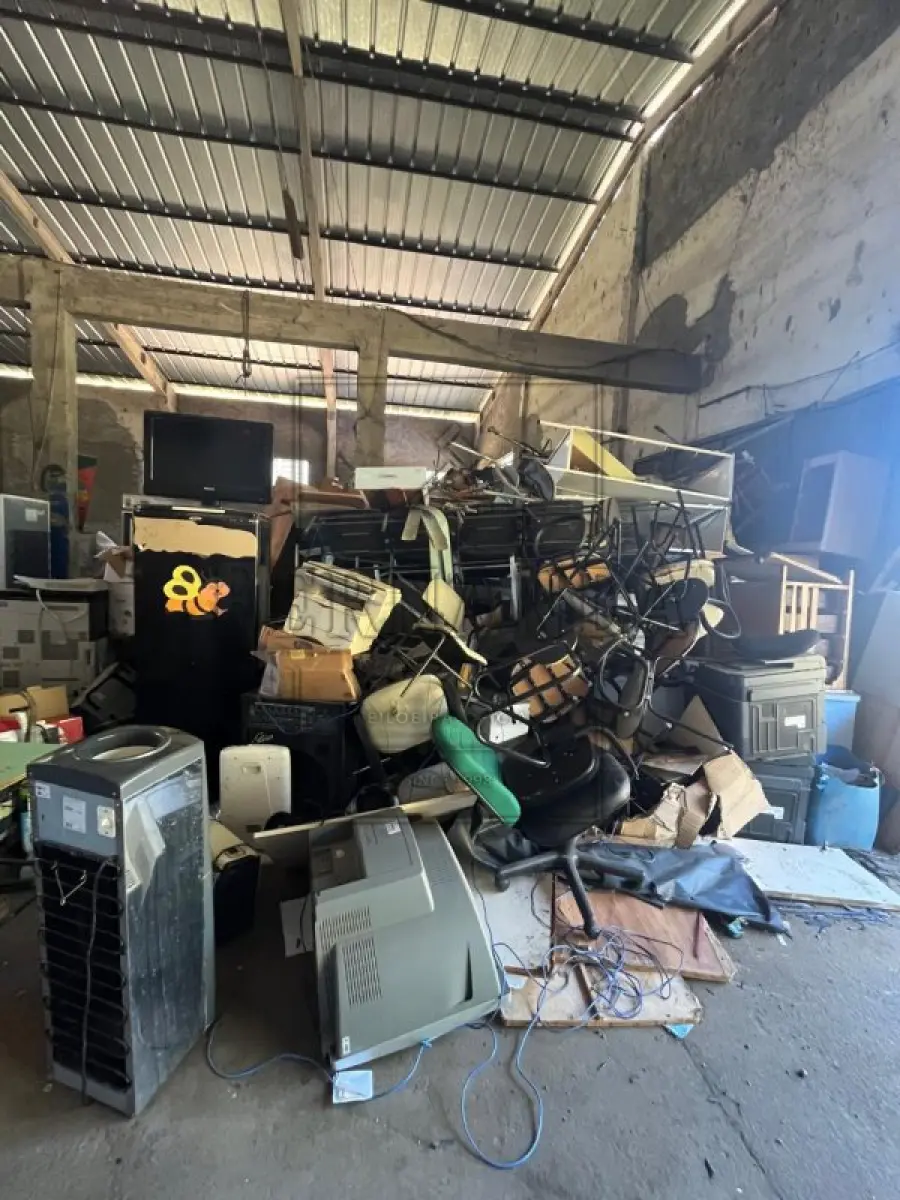 LOTE 018 - SUCATA DIVERSAS (GELADEIRAS, MICROCOMPUTADORES, ROÇADEIRAS, CADEIRAS, MESAS, TELEVISORES, ELETRODOMÉSTICOS, IMPRESSORAS E OUTROS) VALOR MÍNIMO DO LOTE: R$ 800,00 (OITOCENTOS REAIS).