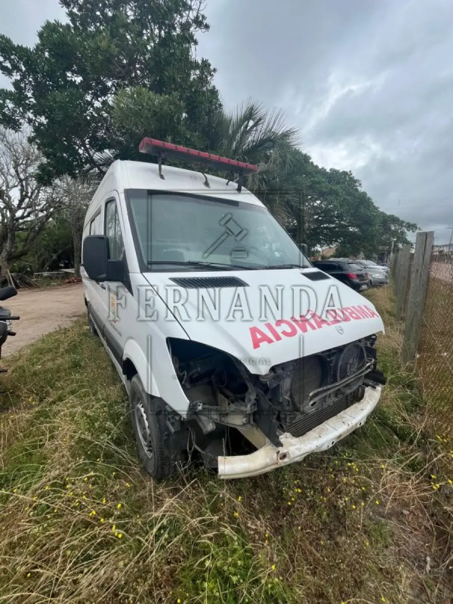 LOTE 001 - Ambulância Mercedes-Benz Sprinter 415 CDI, placa IVI4F46, renavam 00996108521, ano/modelo 2013/2014 R$ 32.500,00