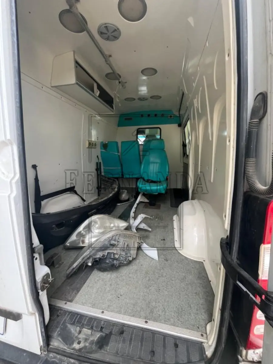 LOTE 001 - Ambulância Mercedes-Benz Sprinter 415 CDI, placa IVI4F46, renavam 00996108521, ano/modelo 2013/2014 R$ 32.500,00
