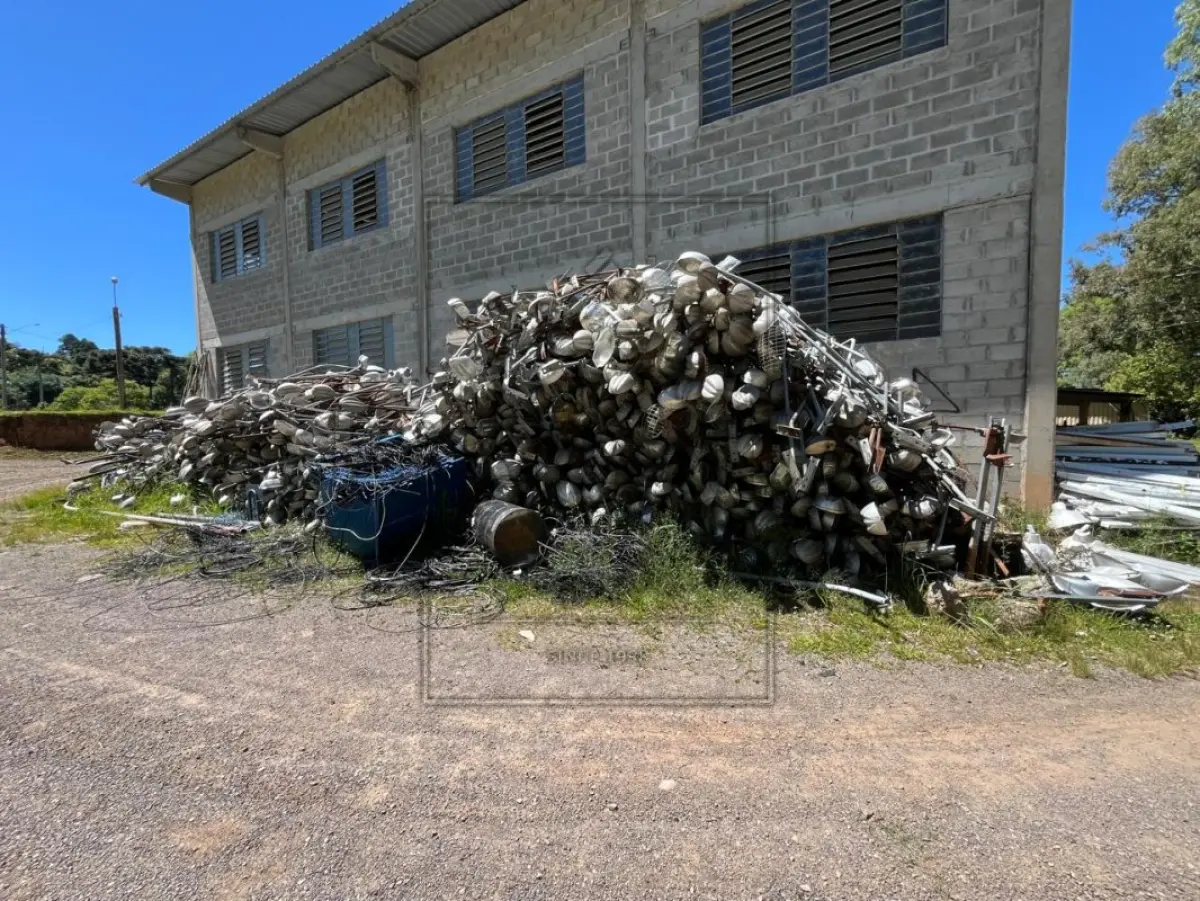 LOTE 002 - SUCATA DE LUMINÁRIAS, BRAÇOS E FIOS DE DIVERSOS MODELOS. VALOR MÍNIMO DO LOTE: R$ 350,00 (TREZENTOS E CINQUENTA REAIS).