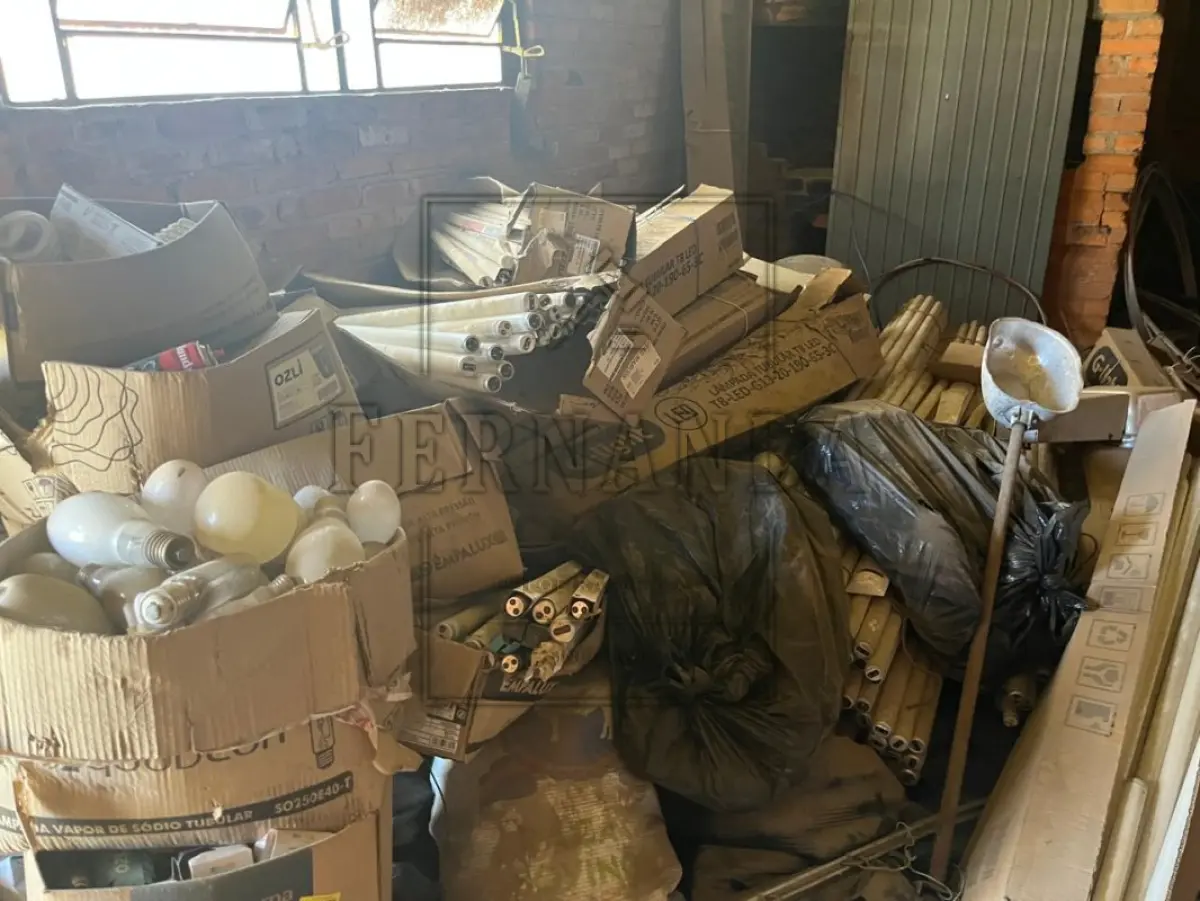 LOTE 015 - LÂMPADAS DIVERSAS VALOR MÍNIMO DO LOTE: R$ 125,00 (CENTO E VINTE E CINCO REAIS).