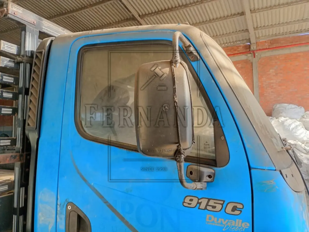 LOTE 003 - Um caminhão Mercedes Benz Modelo 915c, ano/modelo 2006/2006, cor azul, carroceria aberta, placa INA3626. 1° Leilão. Avaliado em R$ 110.000,00.