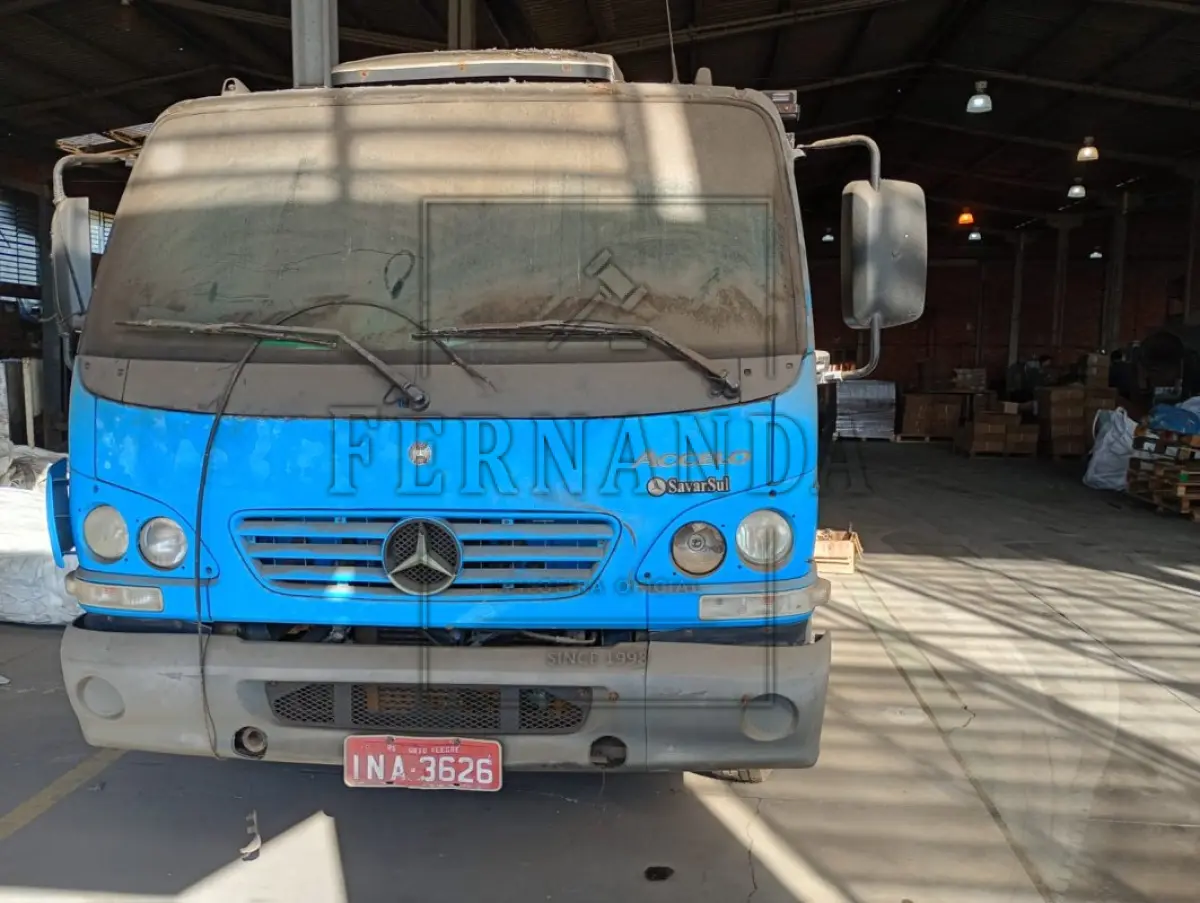 LOTE 003 - Um caminhão Mercedes Benz Modelo 915c, ano/modelo 2006/2006, cor azul, carroceria aberta, placa INA3626. 1° Leilão. Avaliado em R$ 110.000,00.